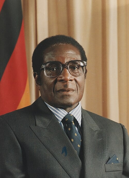 2017 - Robert Mugabe renunciou formalmente ao cargo de presidente do Zimbábue, após trinta e sete anos no cargo por Divulgação