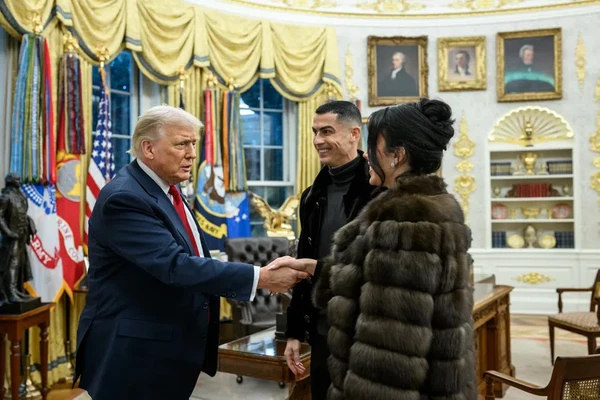 Trump recebeu Cristiano Ronaldo e a noiva por Divulgação