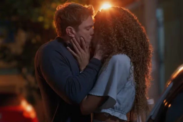 Viviane e Leonardo dão primeiro beijo