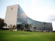 Imagem - Funcionária ganha indenização de R$ 70 mil de empresa após agravar doença subindo e descendo escadas