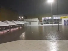 Imagem - Chuva alaga área de igreja, deixa fiéis ilhados e inunda ruas em Feira de Santana