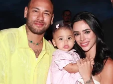 Imagem - Neymar faz clique raro de Bruna Biancardi com a filha, Mavie, e detalhe chama atenção