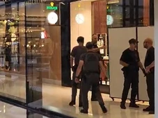 Imagem - Tiros e confusão: quadrilha invade joalheria de shopping, rouba R$ 270 mil em relógios e termina presa