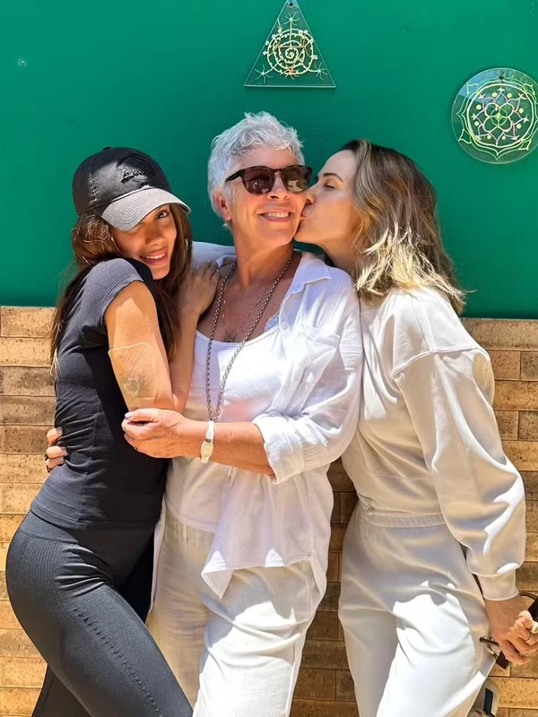 Anitta é clicada com curativo e revela remoção de tatuagem mais antiga por Reprodução/Redes Sociais