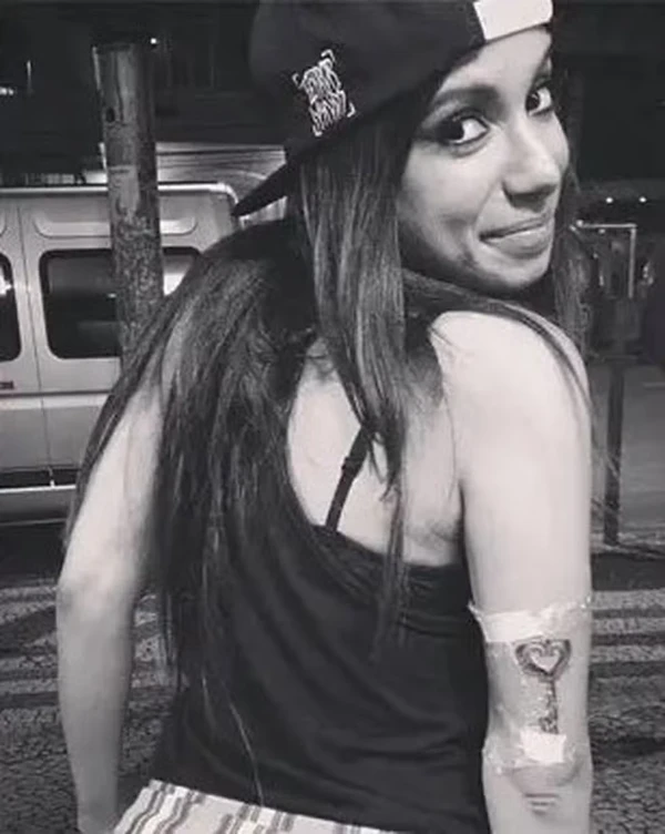 Anitta revela remoção de tatuagem mais antiga por Reprodução/Redes Sociais