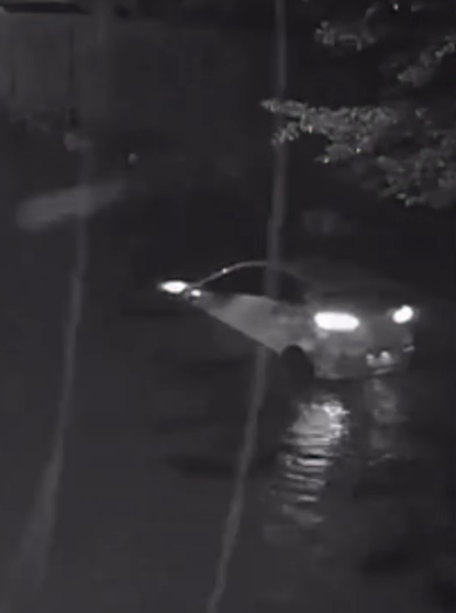 Carro é arrastado por correnteza em Feira de Santana por Reprodução