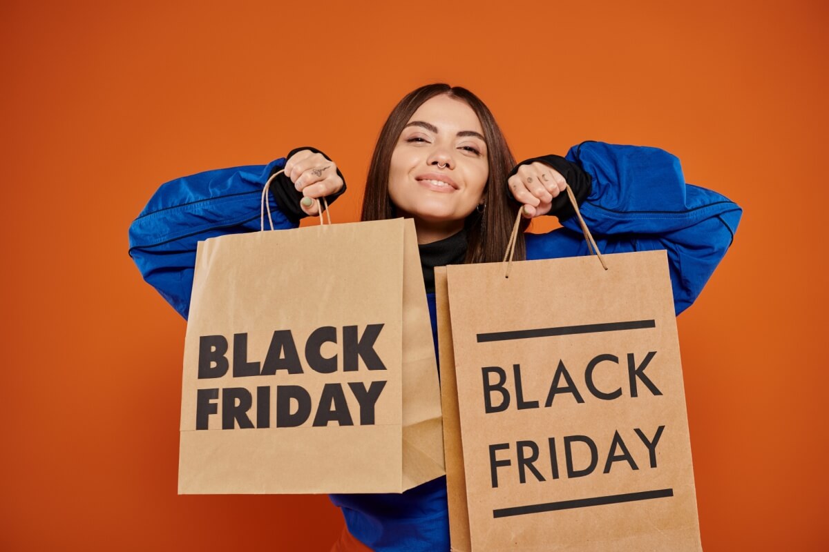 A black friday é um terreno fértil para compras impulsivas (Imagem: LightField Studios | Shutterstock)