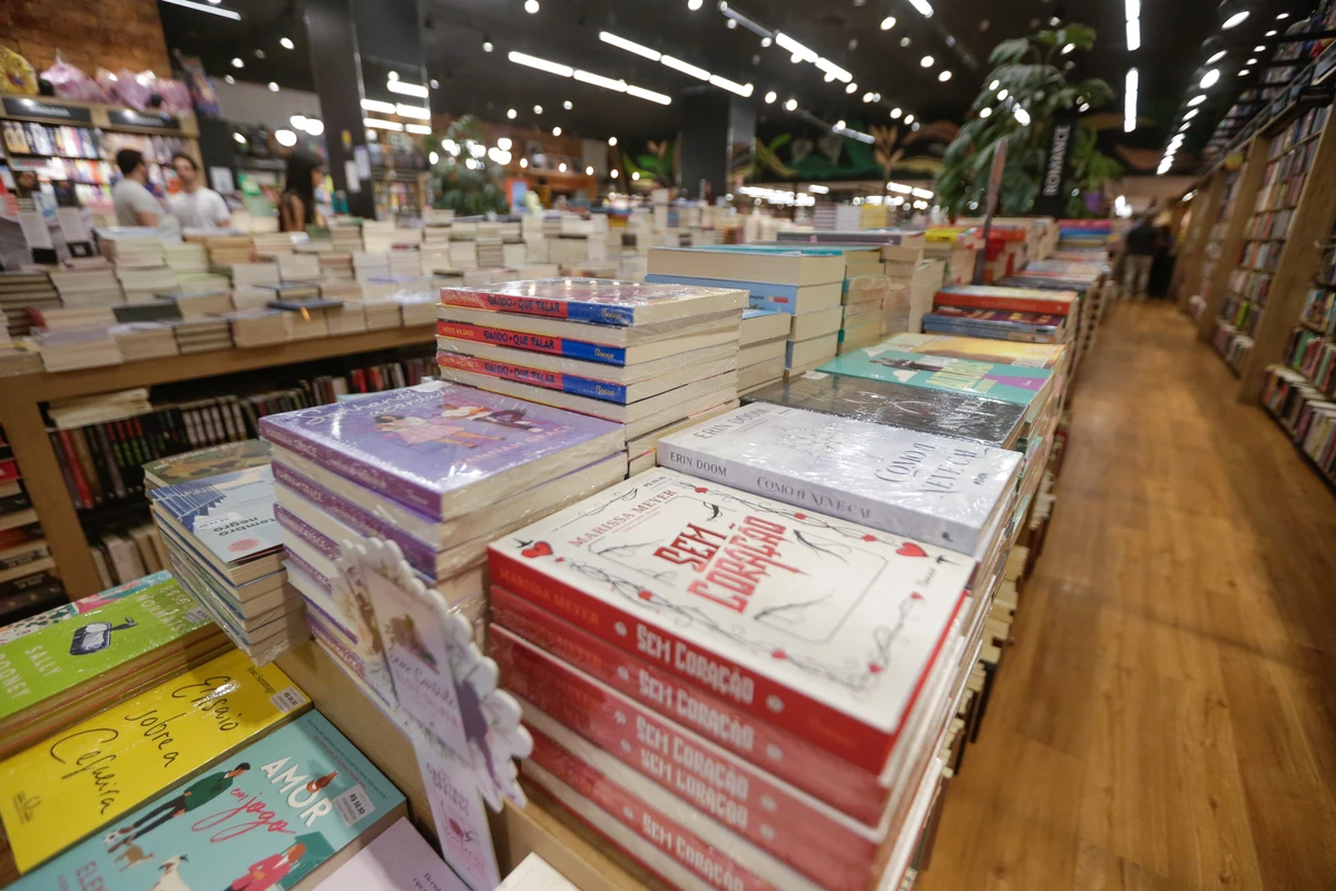Livros de romance são alguns dos mais vendidos nas livrarias; eles podem ser segmentados por suas tropes literárias por Arisson Marinho/Arquivo CORREIO