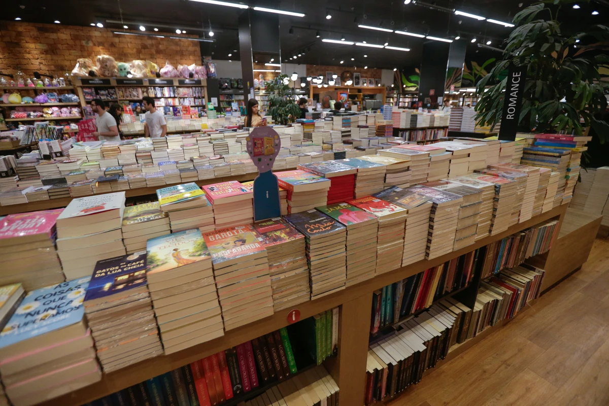 Livros de romance são alguns dos mais vendidos nas livrarias; eles podem ser segmentados por suas tropes literárias por Arisson Marinho/Arquivo CORREIO