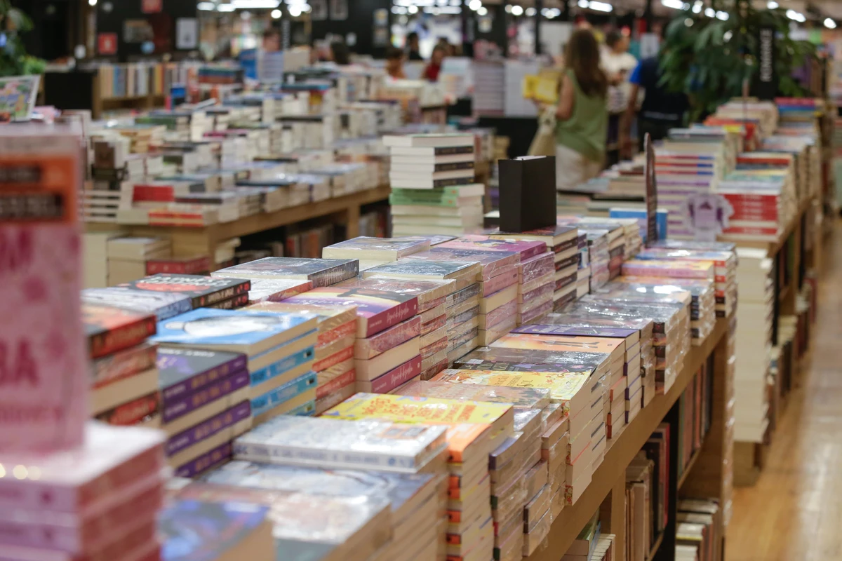 Livros de romance são alguns dos mais vendidos nas livrarias; eles podem ser segmentados por suas tropes literárias por Arisson Marinho/Arquivo CORREIO