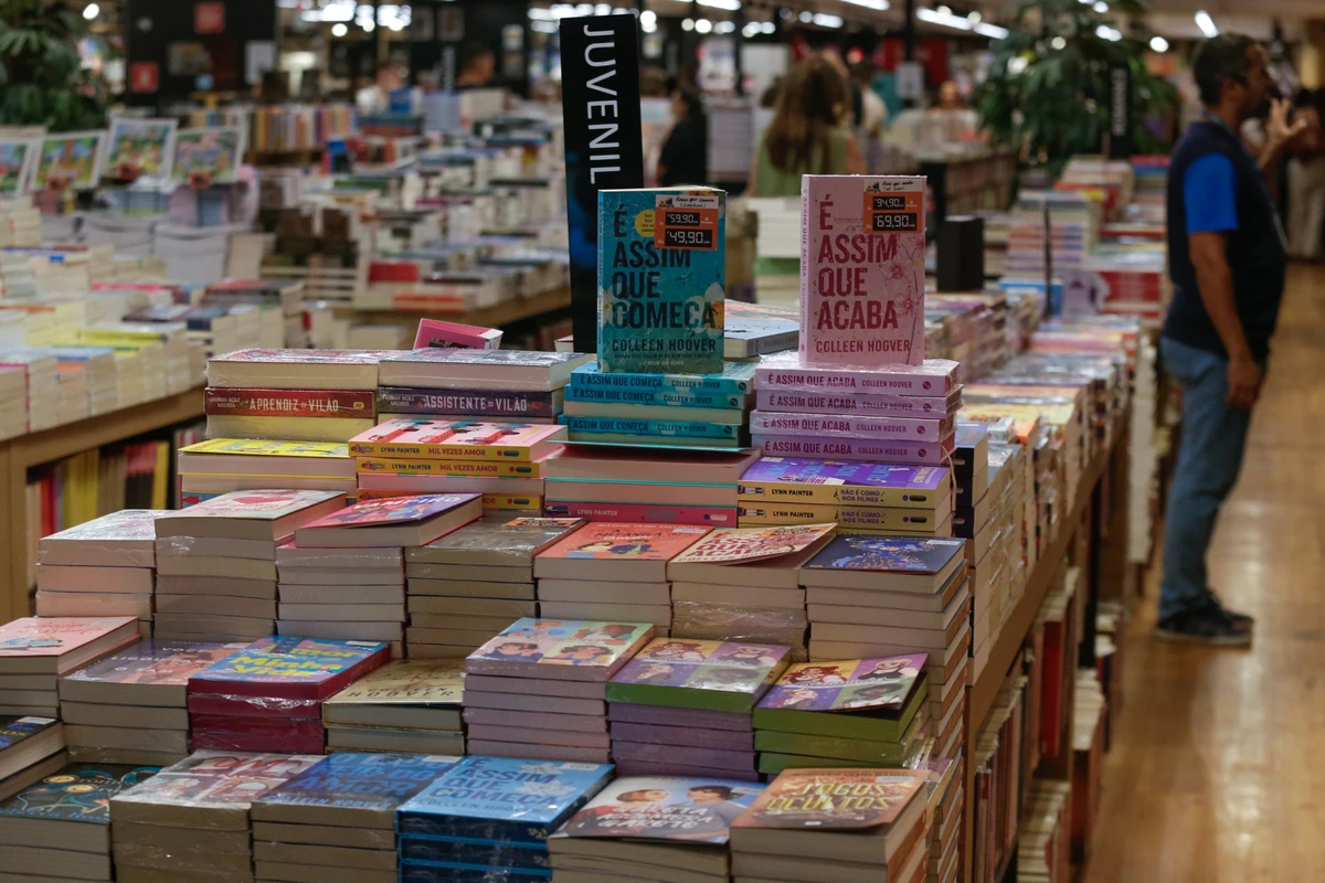 Livros de romance são alguns dos mais vendidos nas livrarias; eles podem ser segmentados por suas tropes literárias por Arisson Marinho/Arquivo CORREIO