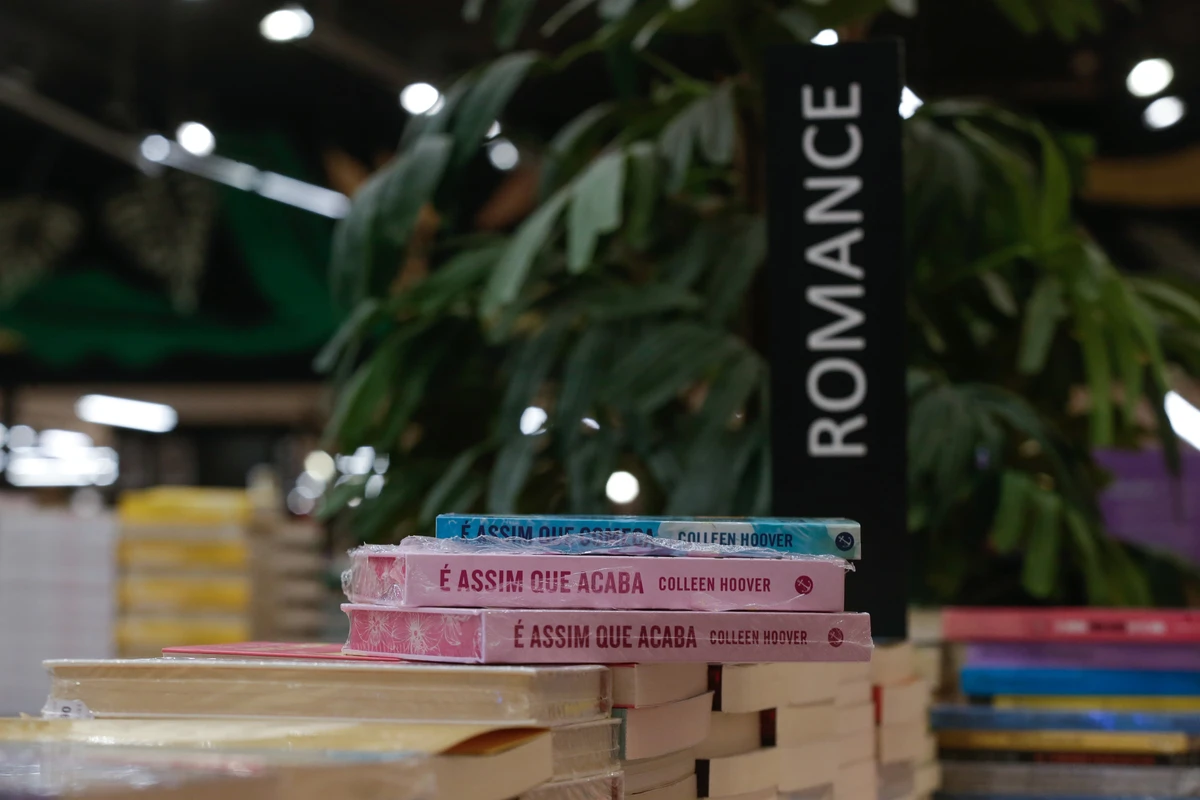 Livros de romance são alguns dos mais vendidos nas livrarias; eles podem ser segmentados por suas tropes literárias por Arisson Marinho/Arquivo CORREIO