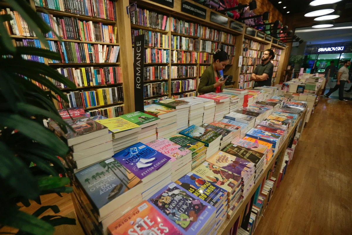 Livros de romance são alguns dos mais vendidos nas livrarias; eles podem ser segmentados por suas tropes literárias por Arisson Marinho/Arquivo CORREIO