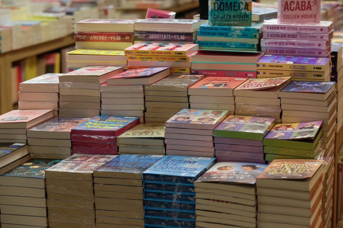 Livros de romance são alguns dos mais vendidos nas livrarias; eles podem ser segmentados por suas tropes literárias por Arisson Marinho/Arquivo CORREIO