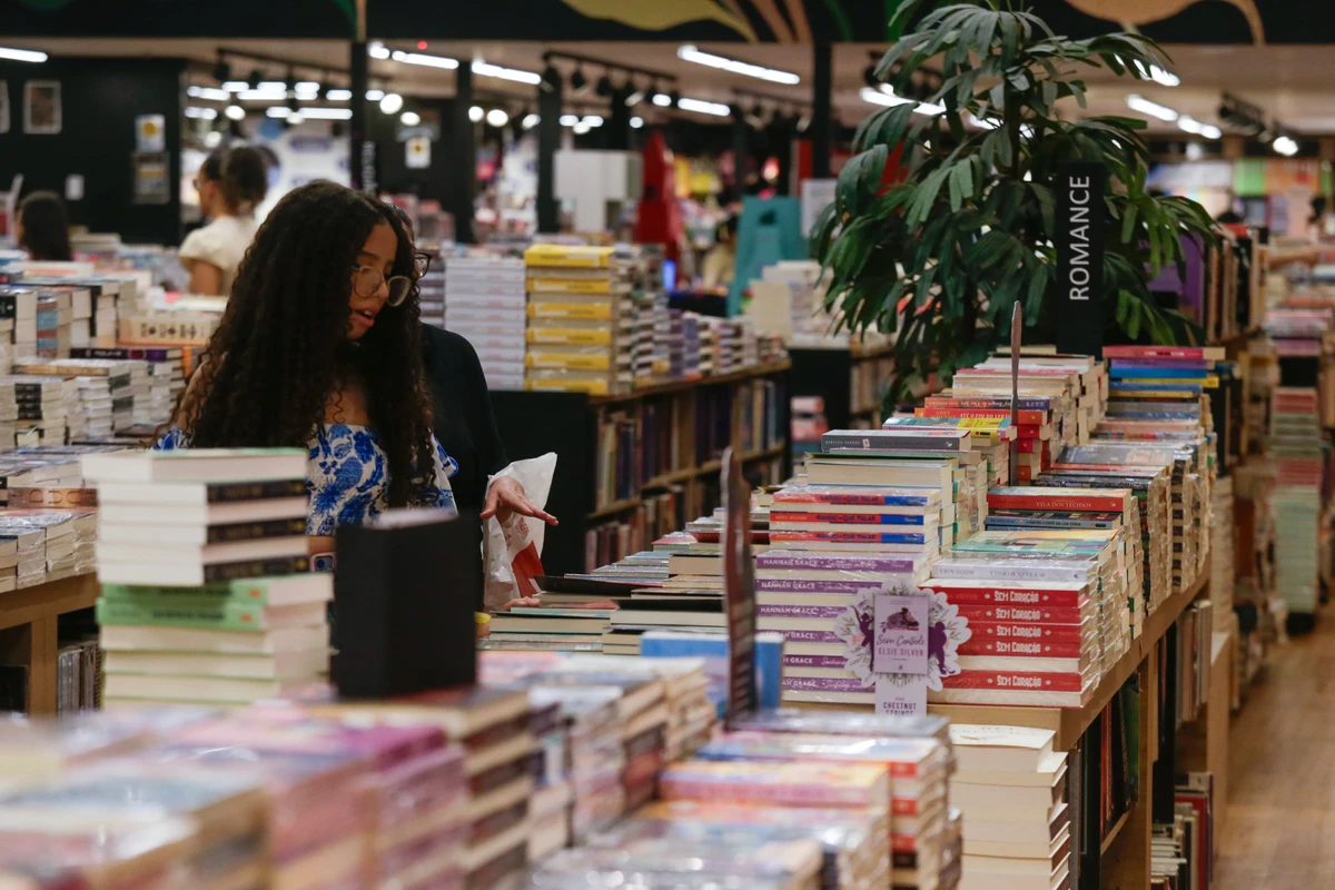 Livros de romance são alguns dos mais vendidos nas livrarias; eles podem ser segmentados por suas tropes literárias por Arisson Marinho/Arquivo CORREIO
