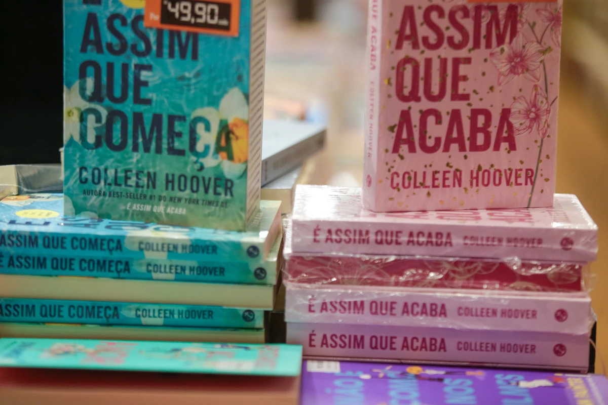 Livros de romance são alguns dos mais vendidos nas livrarias; eles podem ser segmentados por suas tropes literárias por Arisson Marinho/Arquivo CORREIO