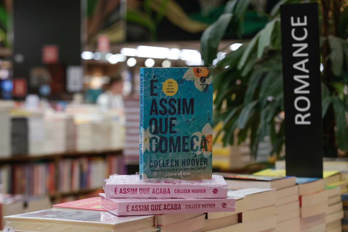 Livros de romance são alguns dos mais vendidos nas livrarias; eles podem ser segmentados por suas tropes literárias por Arisson Marinho/Arquivo CORREIO