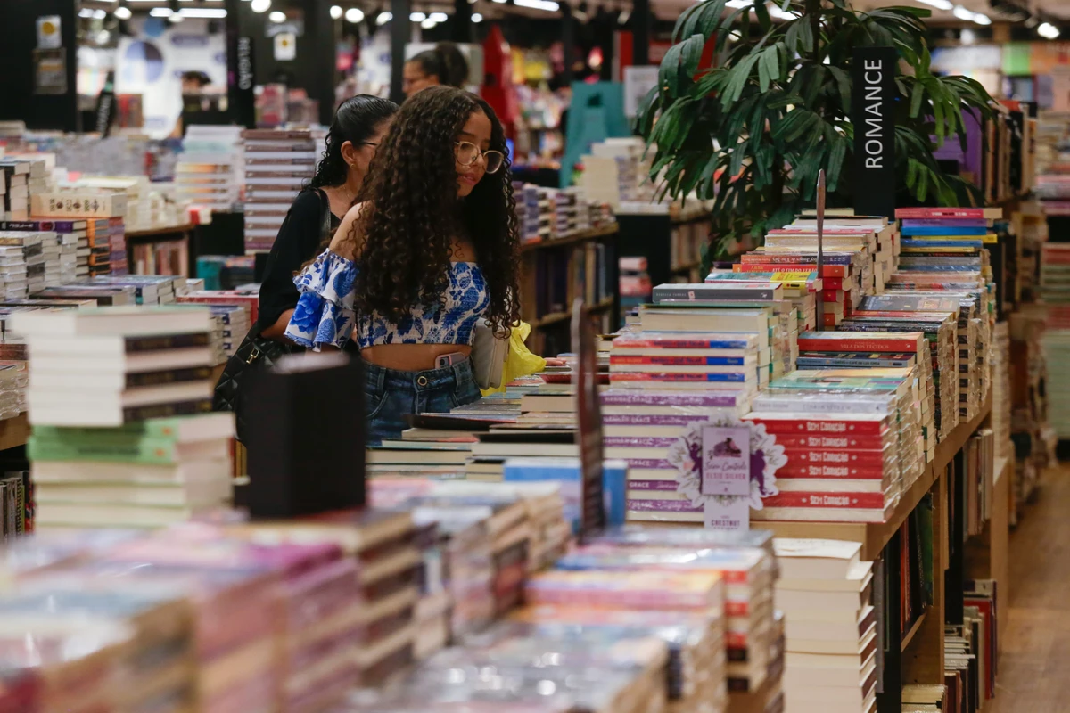 Livros de romance são alguns dos mais vendidos nas livrarias; eles podem ser segmentados por suas tropes literárias por Arisson Marinho/Arquivo CORREIO