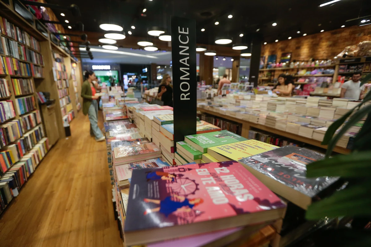 Livros de romance são alguns dos mais vendidos nas livrarias; eles podem ser segmentados por suas tropes literárias por Arisson Marinho/Arquivo CORREIO