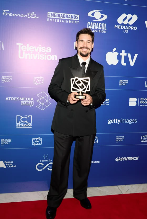 Ator recebeu o prêmio de ‘Melhor Ator Protagonista de Telenovela Romântica’ por sua performance como Rudá, um dos protagonista da novela das nove ‘Mania de Você’ (2024) por Reprodução | Instagram