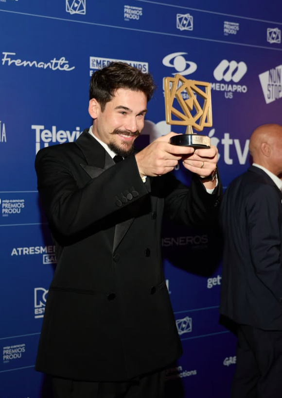 Ator recebeu o prêmio de ‘Melhor Ator Protagonista de Telenovela Romântica’ por sua performance como Rudá, um dos protagonista da novela das nove ‘Mania de Você’ (2024) por Reprodução | Instagram