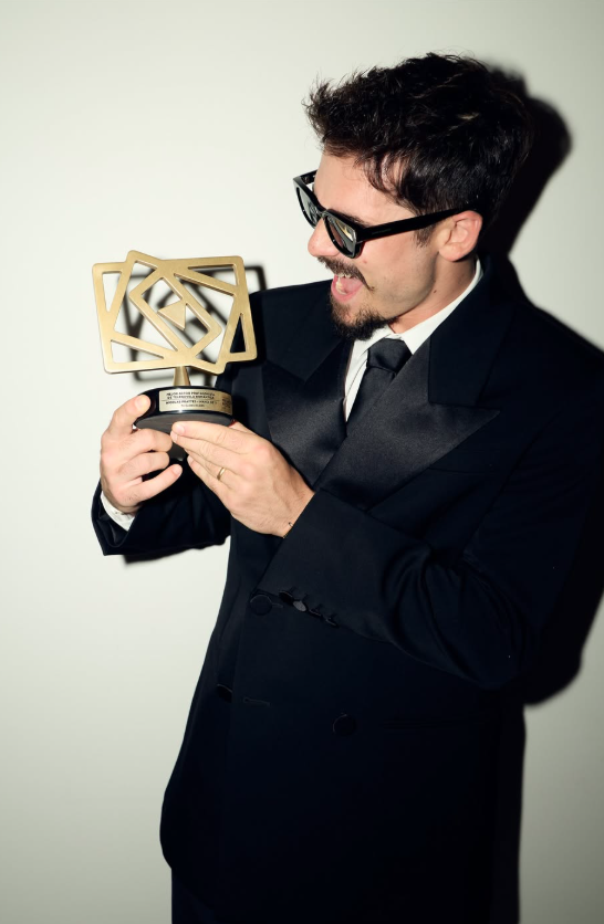 Ator recebeu o prêmio de ‘Melhor Ator Protagonista de Telenovela Romântica’ por sua performance como Rudá, um dos protagonista da novela das nove ‘Mania de Você’ (2024) por Reprodução | Instagram