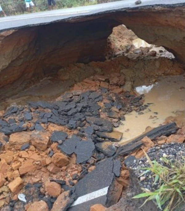 Trecho de pista desaba na BR-116 por Reprodução