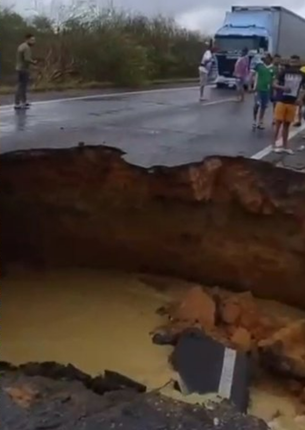 Trecho de pista desaba na BR-116 por Reprodução