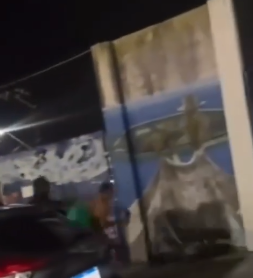 Vendedor ambulante é agredido por seguranças na fila do ferry-boat por Reprodução