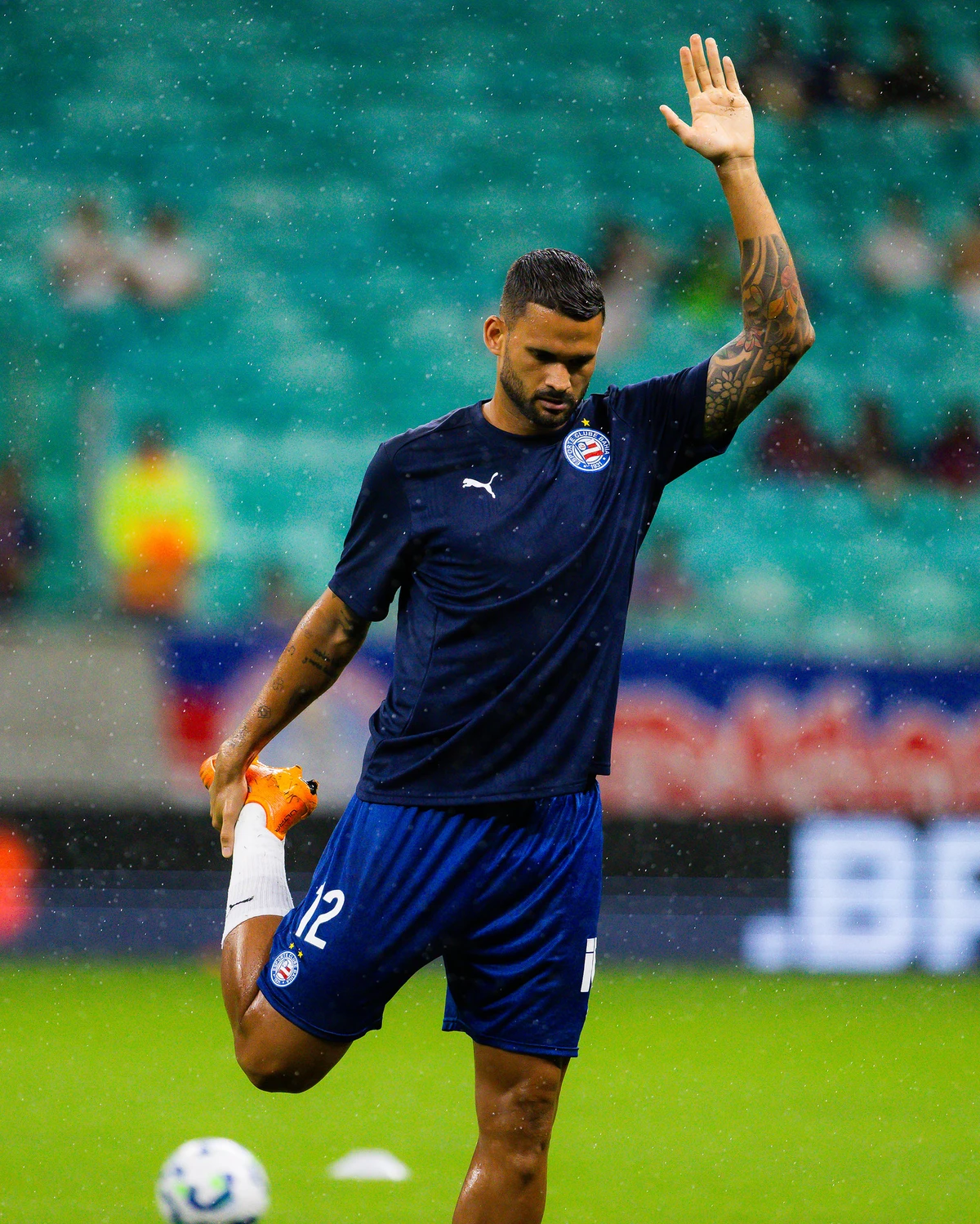 Willian José no aquecimento por Letícia Martins/EC Bahia