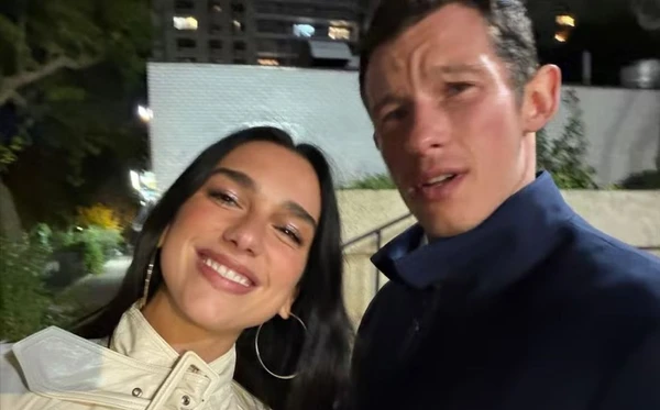 Dua Lipa curte o Rio enquanto o noivo, Callum Turner, trabalha em Hollywood
