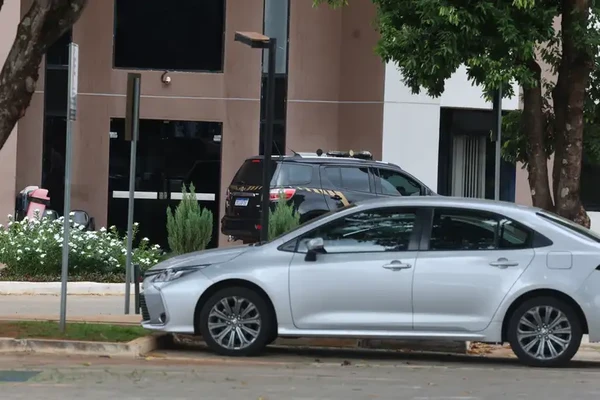 Movimentação na sede da PF no DF após prisão de Bolsonaro por Valter Campanato/Agência Brasil