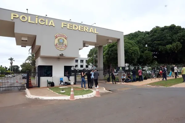 Movimentação na sede da PF no DF após prisão de Bolsonaro por Valter Campanato/Agência Brasil