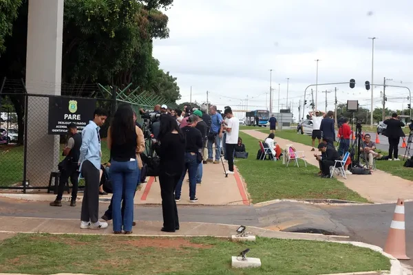 Movimentação na sede da PF no DF após prisão de Bolsonaro por Valter Campanato/Agência Brasil