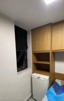 TV, frigobar e ar-condicionado: veja como é a sala onde Bolsonaro está preso por Reprodução/Redes sociais