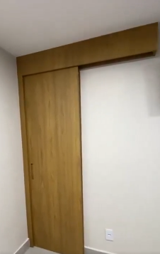 TV, frigobar e ar-condicionado: veja como é a sala onde Bolsonaro está preso por Reprodução/Redes sociais