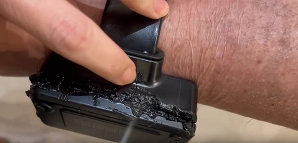 Vídeo mostra tornozeleira de Bolsonaro após violação com ferro quente por Reprodução