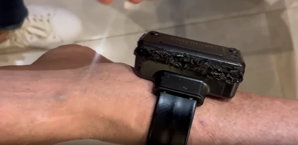 Vídeo mostra tornozeleira de Bolsonaro após violação com ferro quente por Reprodução