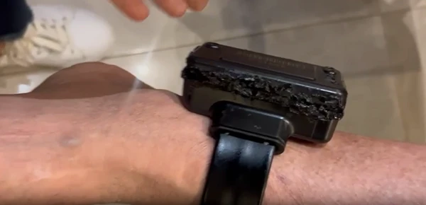 Vídeo mostra tornozeleira de Bolsonaro após violação com ferro quente por Reprodução