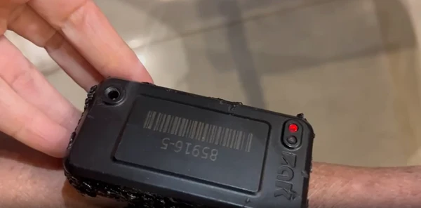 Vídeo mostra tornozeleira de Bolsonaro após violação com ferro quente por Reprodução