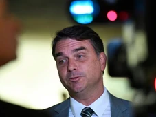 Imagem - Flávio Bolsonaro nega que houve risco de fuga de Bolsonaro e explica por quê