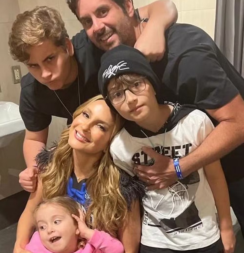 Claudia Leite, marido e filhos por Reprodução