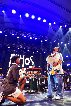 Dan Vasco é pedido em casamento pelo namorado durante seu próprio show por Reprodução