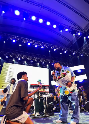 Dan Vasco é pedido em casamento pelo namorado durante seu próprio show por Reprodução