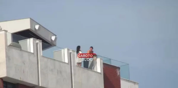 Shawn Mendes é flagrado em cobertura no Rio ao lado de morena, apontada como Bruna Marquezine por Reprodução