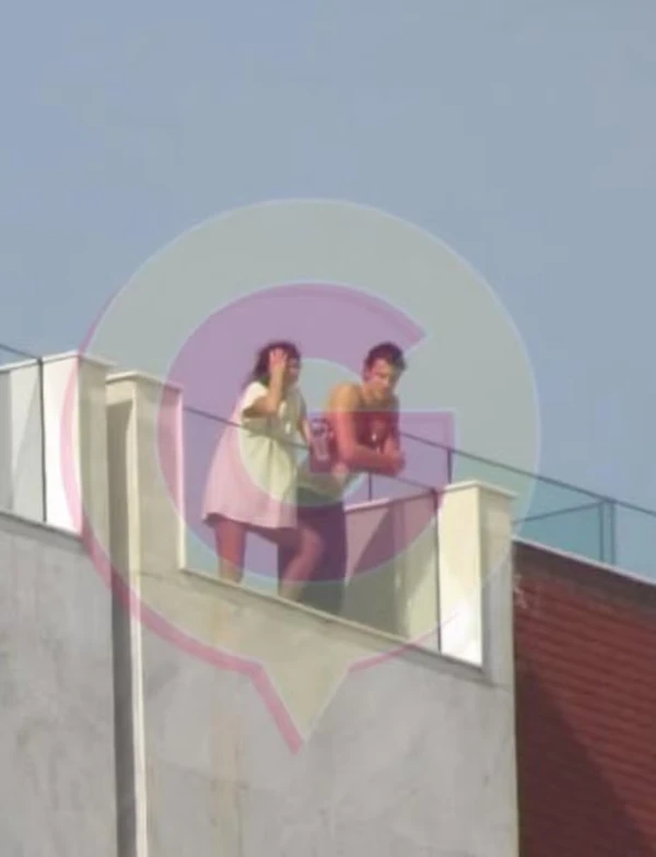 Shawn Mendes é flagrado em cobertura no Rio ao lado de morena, apontada como Bruna Marquezine por Reprodução