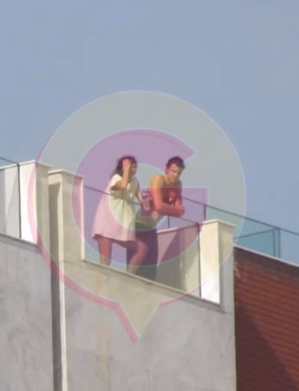 Shawn Mendes é flagrado em cobertura no Rio ao lado de morena, apontada como Bruna Marquezine por Reprodução