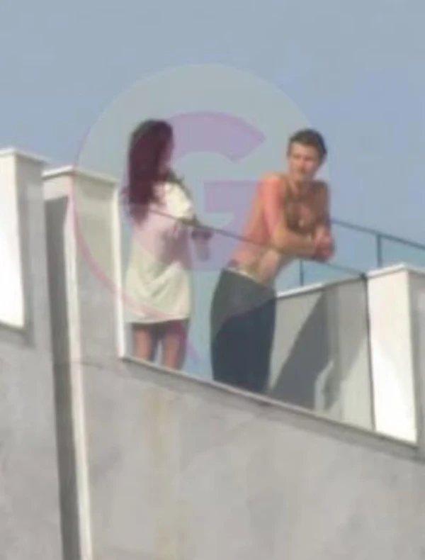 Shawn Mendes é flagrado em cobertura no Rio ao lado de morena, apontada como Bruna Marquezine por Reprodução