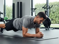 Imagem - Não aguenta fazer prancha?  Conheça o exercício que substitui e turbina a postura e o corpo