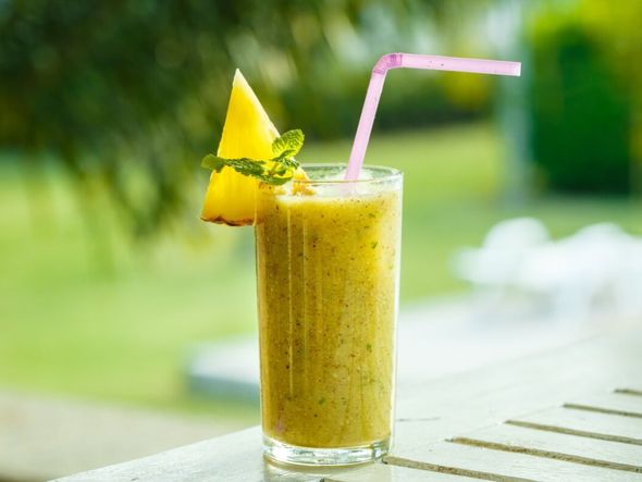 Imagem - Casca de abacaxi: receitas práticas de chás e sucos para aproveitar ao máximo a fruta